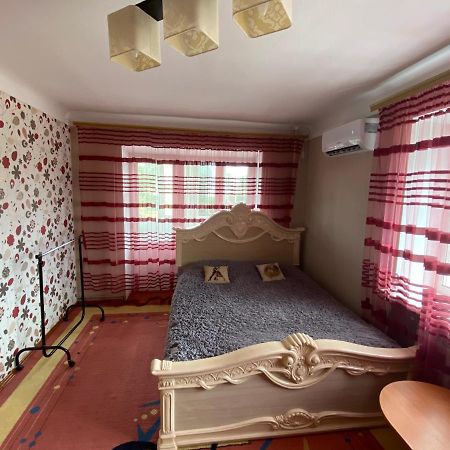 Михайлівська квартира Житомир Экстерьер фото